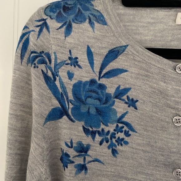 Garnet Hill Women’s 100% Merino Wool Crew Neck Button Up Cardigan Blue Roses XS - Picture 4 of 15